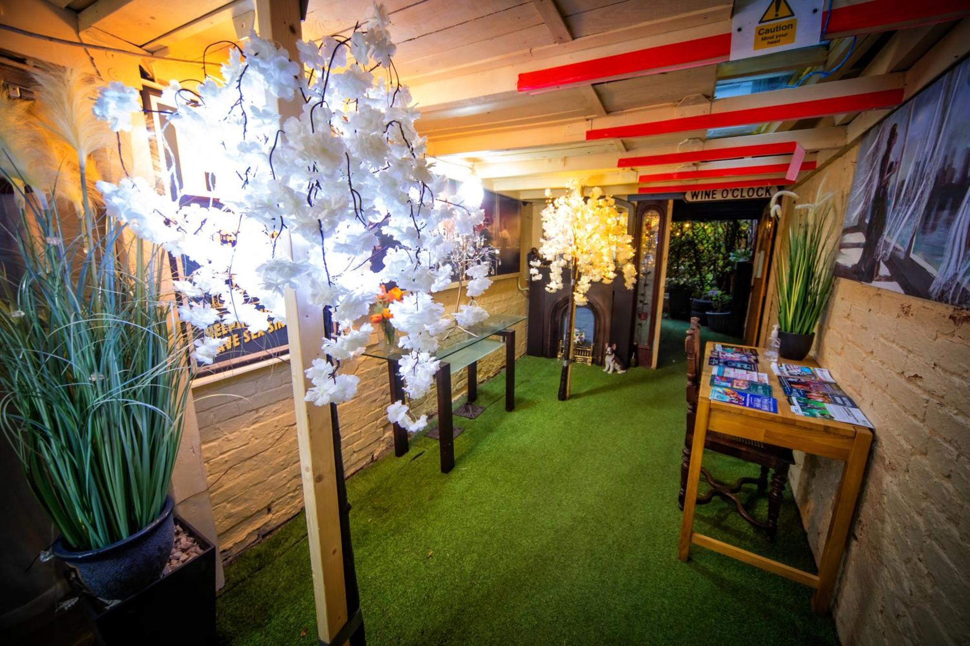 The Secret Garden Apartment Newark-on-Trent  ภายนอก รูปภาพ