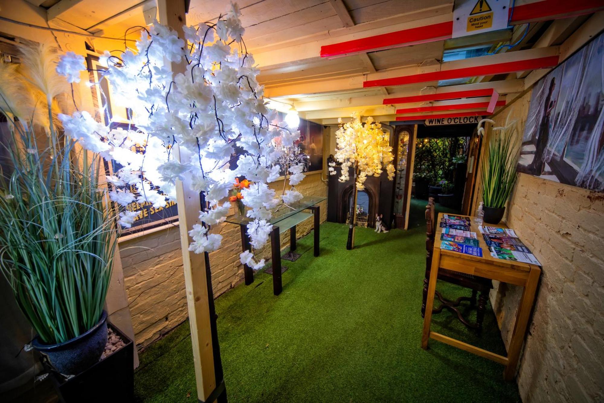 The Secret Garden Apartment Newark-on-Trent  ภายนอก รูปภาพ
