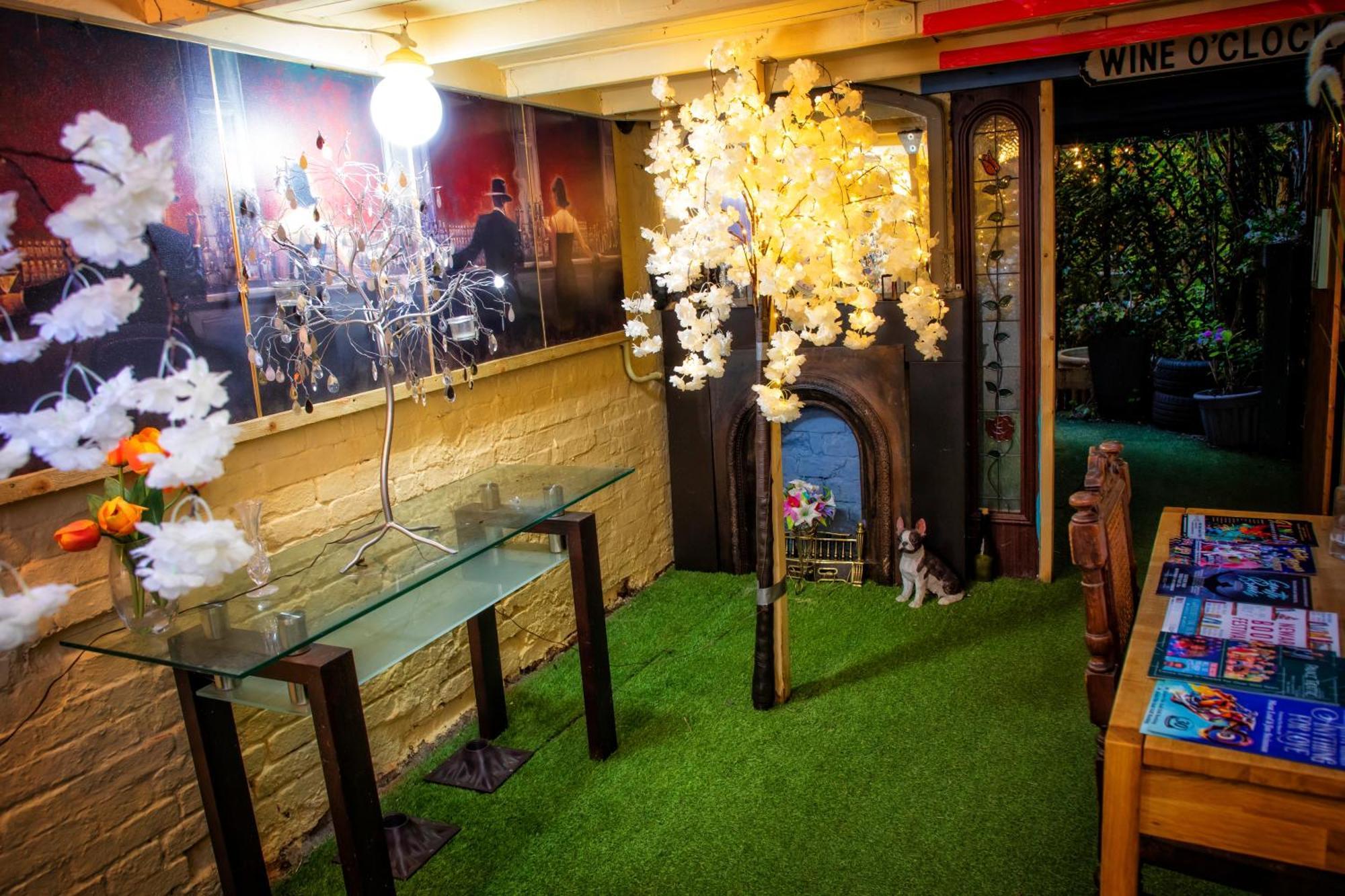 The Secret Garden Apartment Newark-on-Trent  ภายนอก รูปภาพ